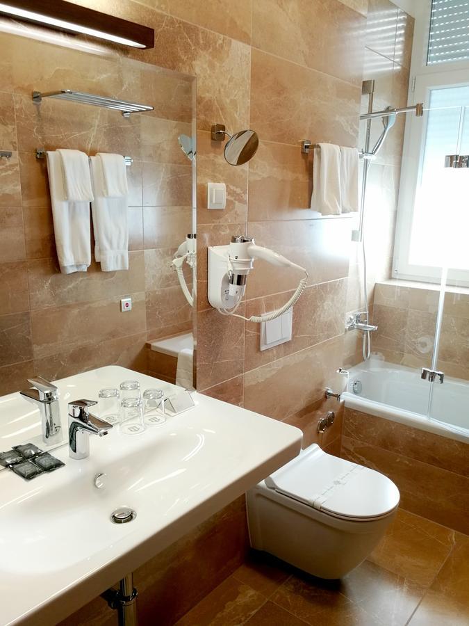 Hotel Maroon Загреб Экстерьер фото